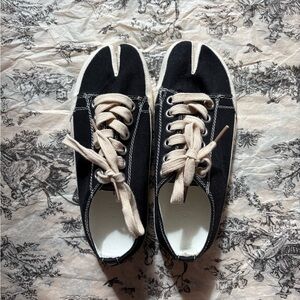 Tabi Style Split-Toe Black Sneakers Women’s 5.5 US